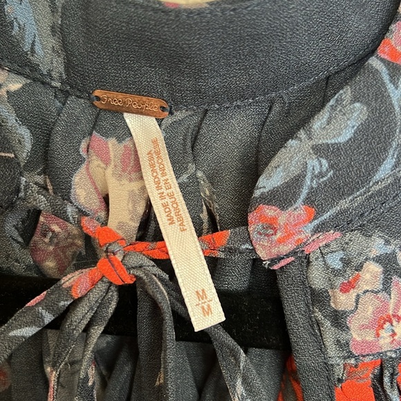 Free People So Fine Floral Navy Smocked Crepe Top Medium - Picture 5 of 8